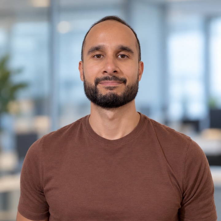 Jonathan Ordóñez, smiling, in a brown t-shirt